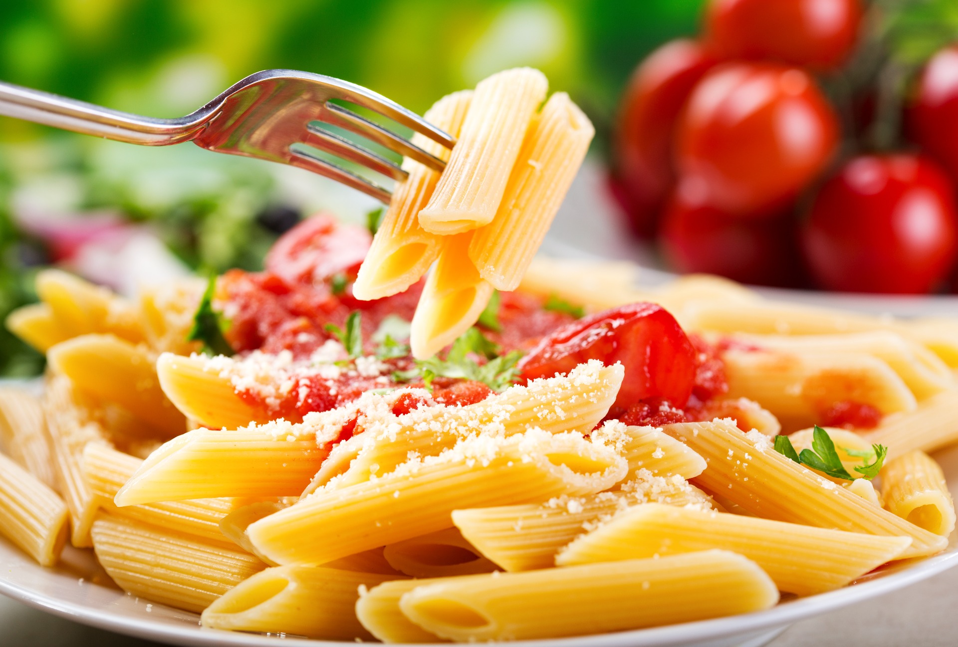  Vad är godare än en enkel pastarätt? Allt som behövs är pasta (gärna färsk), parmesanost, olivolja, krossade tomater, färska örter och vitlök. Men vet du hur du undviker att pastan blir "klistrig"? 