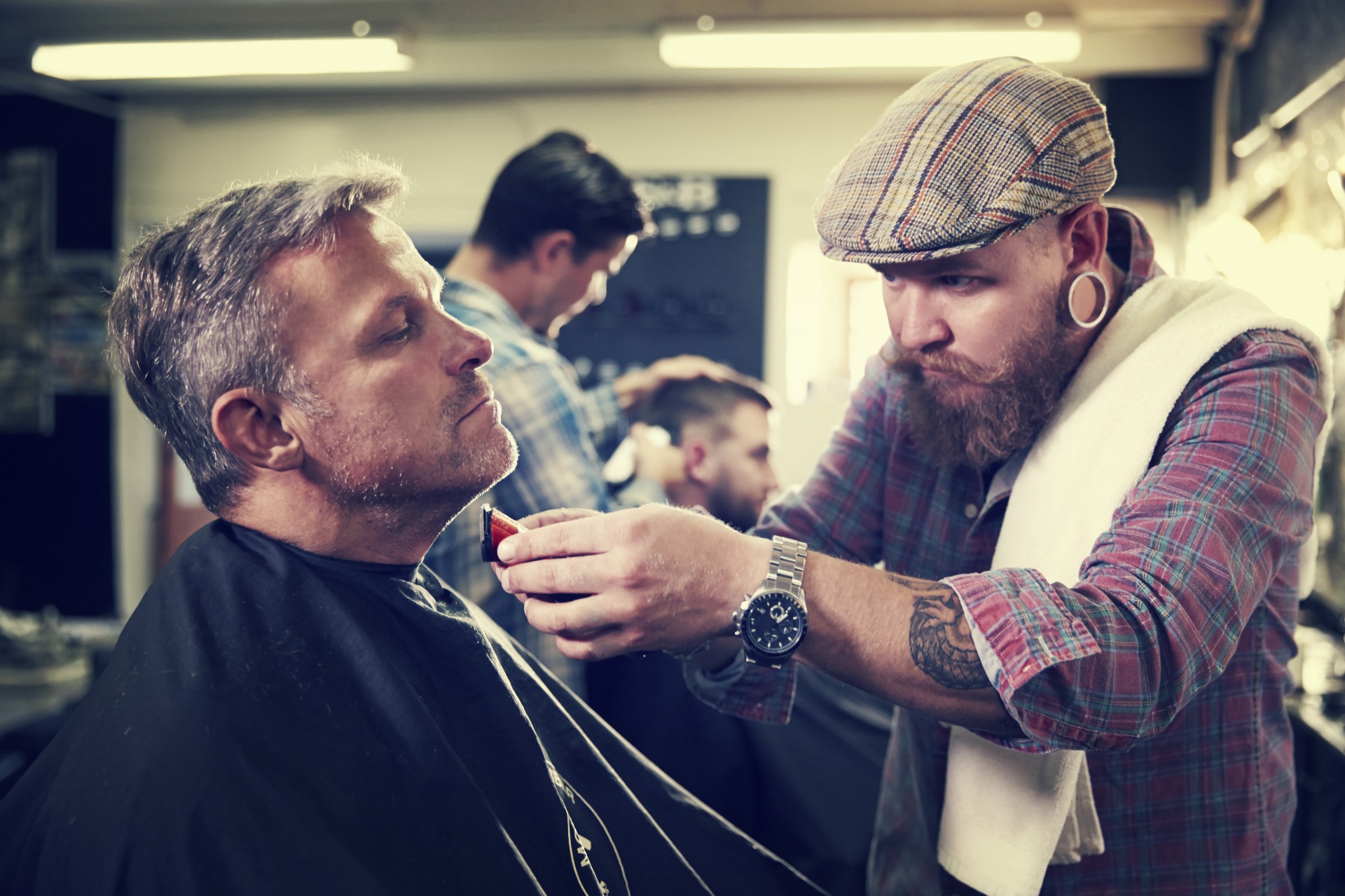 Nos salões de beleza e barbearias, profissionais tocam com constância no rosto e outras partes do corpo dos clientes. Imagem ilustrativa: arquivos Webnode.